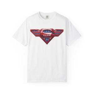 Maglietta unisex tinta in capo "Infermiere Eroe della Terapia Intensiva" / Colori comodi / Regalo per infermieri / Maglietta per infermieri del 4 luglio / Top patriottico / Maglietta della squadra della Terapia Intensiva
