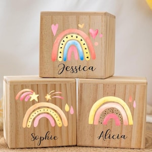Personlig sparbössa för barn, namngiven spargris för barn, regnbågssparbössa i trä, födelsedagspresent till bebis, doppresent, julklapp till barn