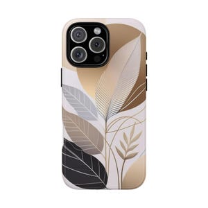 Könnte beinhalten: Eine weiße Handyhülle mit einem abstrakten Blattdesign in Gold und Schwarz. Die Hülle hat einen Ausschnitt für die Kamera.