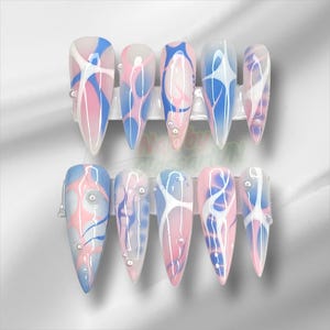 Pastell Swirl Drücken Sie auf die Nägel | Pink Blau Weiß Abstrakte Lange Stiletto Nägel | 3D Perlenakzent-Gelnägel | Handgemachtes süsses Nagel Geschenk Set
