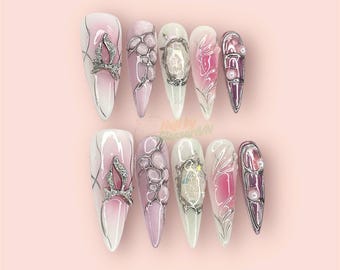 Luxe stiletto pers op nagels: roze, wit, zilverchroom, strass-nagelkunst