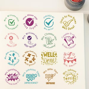 Pode incluir: Uma coleção de carimbos coloridos para professores com frases como "Bem Feito!", "Continue a tentar!" e "Ótimo trabalho!" em várias fontes e designs. Os carimbos são em tons de verde, roxo, azul e vermelho, perfeitos para corrigir trabalhos.