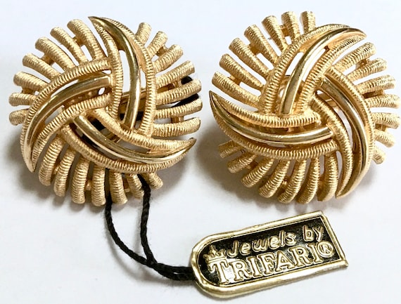 Crown Trifari Gold Tone Clip On Earrings With Jew… - image 5