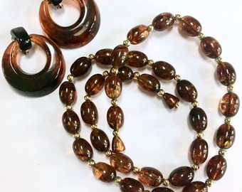 Marbled Rootbeer Brown Lucite Hoop Door Knocker Big Clip Earrings & Bead Necklace – Mid Century – 1960s