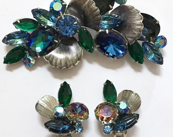 Juliana D&E Watermelon Heliotrope Blue Molded Art Glass Brooch Clip On Earrings Set – Delizza Elster Silver Tone – 1960s