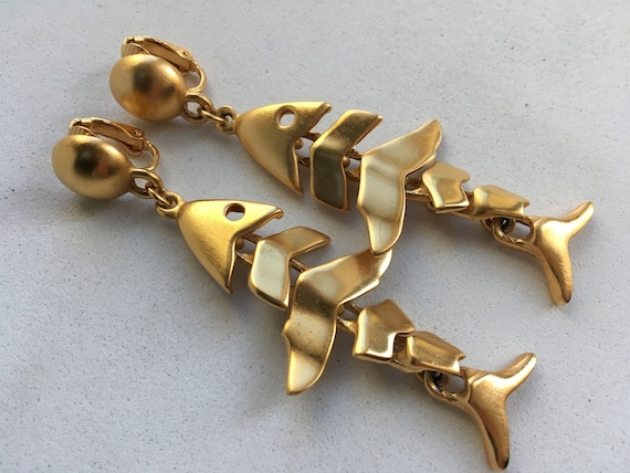 ANNE KLEIN Articulated Fish Earrings – Long Golden