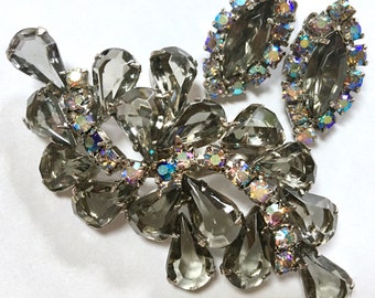 Juliana Smokey Quartz Glass AB Crystal Rhinestones Layered Sabrina D&E Delizza Elster Brooch Clip Earrings – 1950s