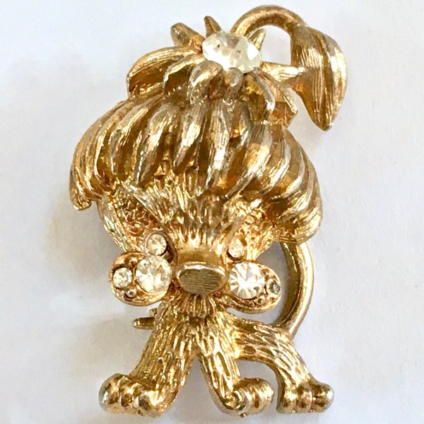 LISNER Lion Brooch – Small Gold Tone Figural Pin – Cute Little Leo With Clear Rhinestones – 1960s