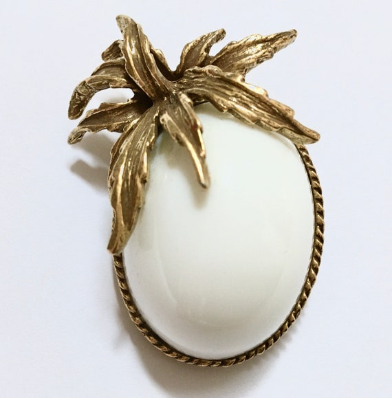 White Eggplant Brooch – Large Dome Cabochon & Gol… - image 1
