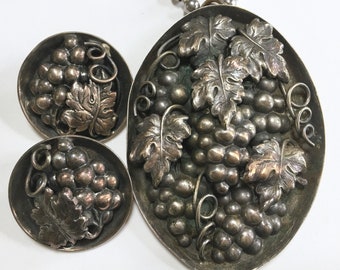 NAPIER Grapes Pendant Brooch & Earrings Set – Signed Large Demi Parure – Antiqued Silverplate – 1950s