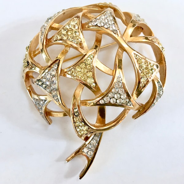 Crown Trifari Pavé Rhinestone Abstract Brooch – Rare Amazing Modernist Big Dome Shaped Open Work Gold Tone Pin – 1960s