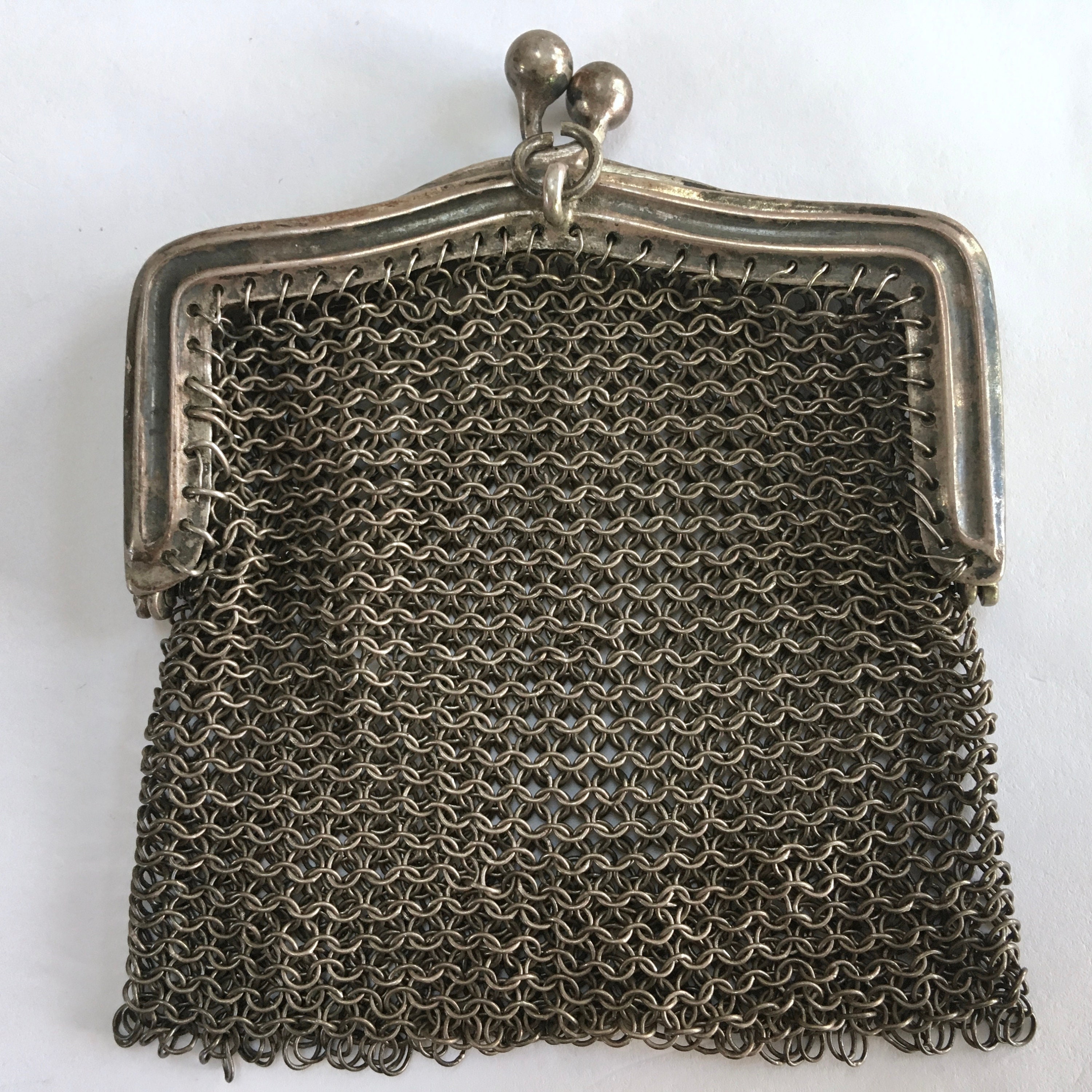 Lot - SMALL STERLING SILVER MESH COIN PURSE, MARKED WITH THE BRITISH IMPORT  MARK, 925, DATE LETTER R FOR 1912 AND MAKERS MARK C&C AS WELL AS A  MINIATURE PILL BOX SET