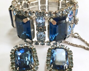 Sapphire Blue Wide Juliana D&E Rhinestone Bracelet Plus Clip On Earrings – Delizza Elster Silver Tone – 1960s