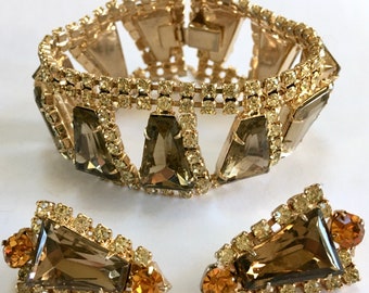 Juliana D&E Topaz Keystone Trapezoid Stones – DeLizza and Elster Wide Topaz Citrine Yellow Rhinestone Bracelet Clip Earrings Set – 1960s