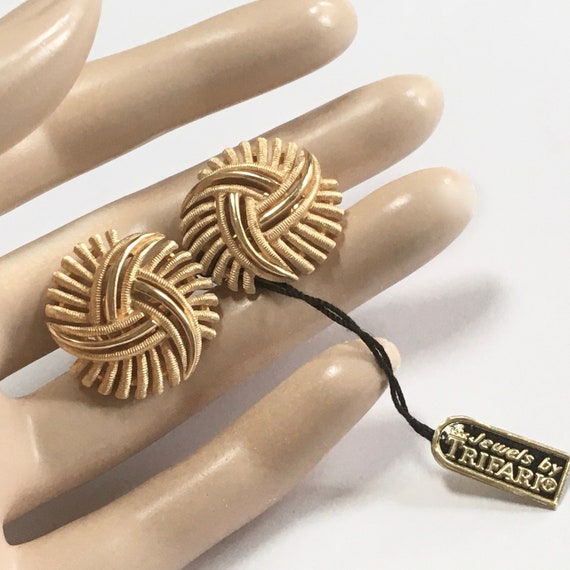 Crown Trifari Gold Tone Clip On Earrings With Jew… - image 3