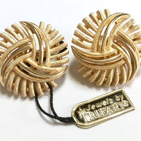 Crown Trifari Gold Tone Clip On Earrings With Jew… - image 1