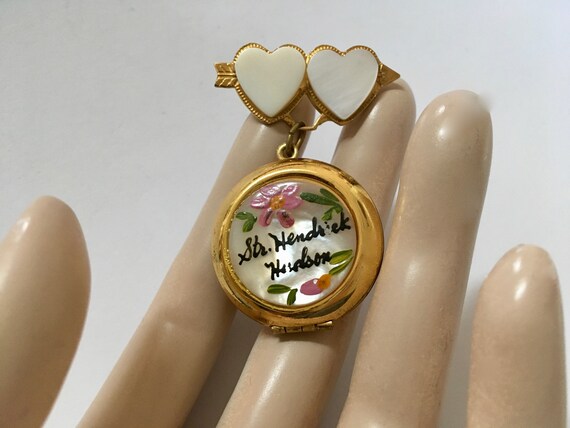 Mother of Pearl Souvenir Locket – Str. Hendrick Hu