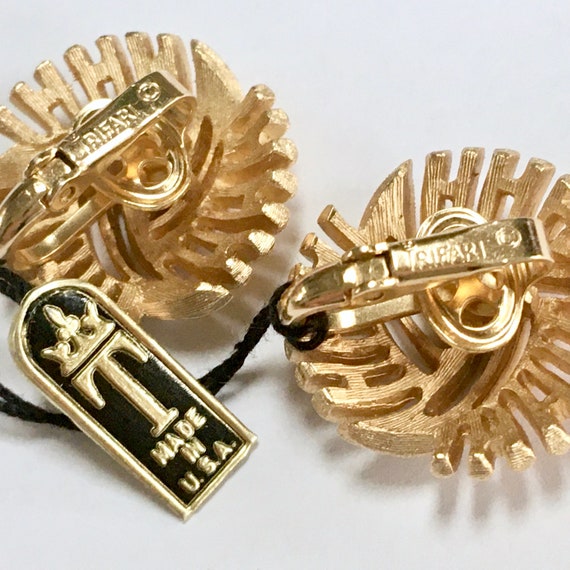 Crown Trifari Gold Tone Clip On Earrings With Jew… - image 6