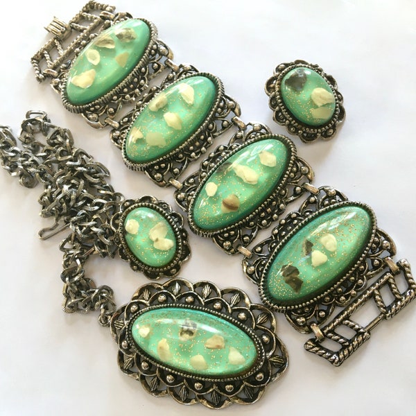 SELRO Lime Mint Green Glitter Confetti Seashell Chip Full Parure – Chunky Wide Bracelet Clip Earrings & Large Pendant Necklace – 1950s