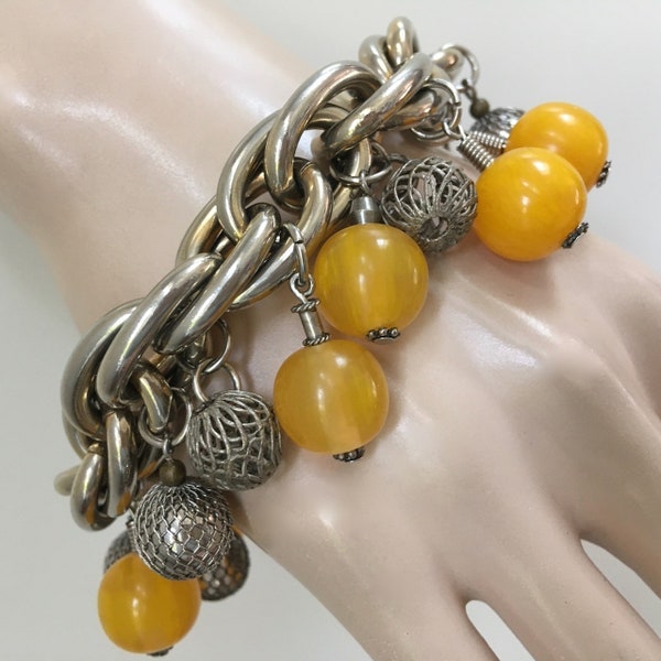 NAPIER Big Links Beaded Bracelet – Yellow Marbled Lucite Beads – Silver Tone & Chunky Dangle Charms – 1950s