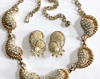 Hattie Carnegie Paisley Rhinestone Necklace & Clip On Earrings – Gold Tone Scalloped – Designer Signed – 1950s