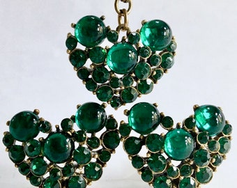 Claudette Green Heart Pendant Necklace & Clip Earring Parure Set – Large Hearts Glowing Emerald Cabochons – Designer Signed – 1950s