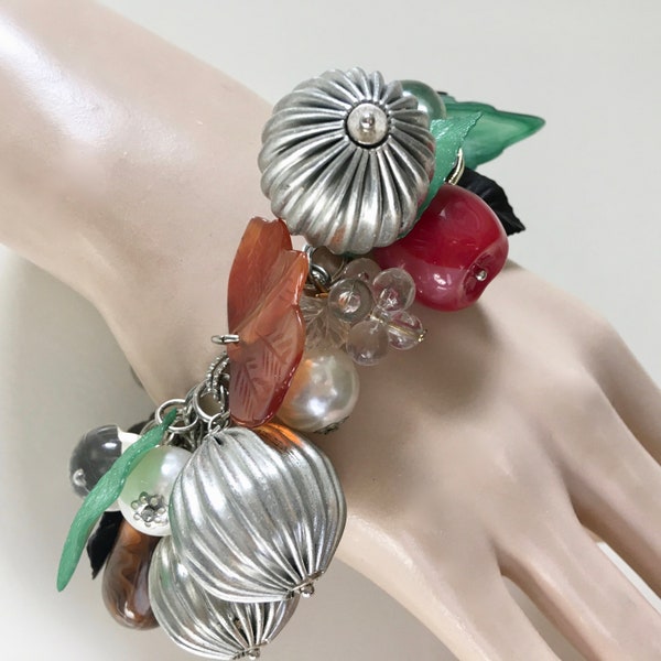 Glass Leaves Faux Pearl Big Ribbed Silver Tone Baubles Bracelet – Chunky Cha Cha Plastic Fun – 1960s