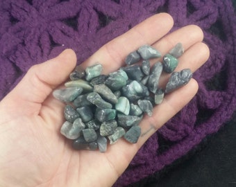 50g Emerald Tumbled Chips Stones Polished Crystals small tiny chips pebbles bulk gridding parcel wholesale xs green and black