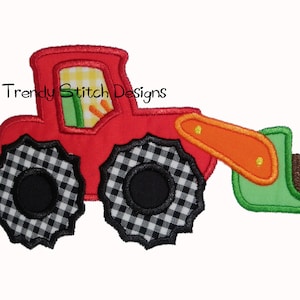 Peut inclure: Tracteur jouet rouge avec une pelle verte et des roues à carreaux noirs et blancs. Le tracteur a une fenêtre jaune et verte et un bras jaune et orange.