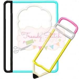 Op de afbeelding: Een geborduurd ontwerp met een notitieboek met een wolkvormig frame en een gele potlood met een roze gum. Het notitieboek heeft een zwarte rug en een lichtblauwe rand. De tekst "Trendy Stitch Designs" is ook opgenomen.