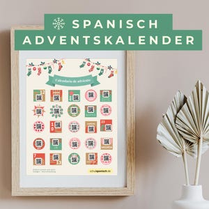 Könnte beinhalten: Gerahmter Adventskalender mit grün-weißem Design. Der Kalender zeigt nummerierte Kreise mit QR-Codes, festliche Dekorationen und den Text "SPANISCH ADVENTSKALENDER" und "Calendario de adviento". Die Website schulspanisch.de ist ebenfalls sichtbar.