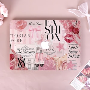 Peut inclure: Un autocollant pour ordinateur portable avec un collage rose incluant les textes Miss Dior, Victoria's Secret, Fashion, Paris et Life Is Better In Pink. Le design présente des illustrations de cerises, lèvres, chaussons et étoiles roses.
