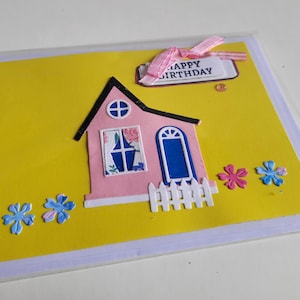 Karta urodzinowa Pink House – ręcznie robiona z białym płotem i kwiatami | | Personalizowana kartka z życzeniami