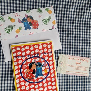 Biglietto d'auguri fatto a mano con ricamo "Nessuno viene lasciato indietro", biglietto dell'amicizia, personalizzabile e personalizzato, ispirato a Lilo e Stitch