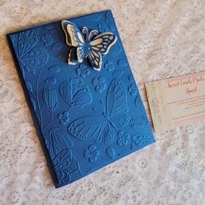 Cartão de felicitações com borboleta monocromática, azul em relevo, borboleta 3D, enfeites de fita e pedras preciosas, mensagem personalizada, e-mail personalizado para você