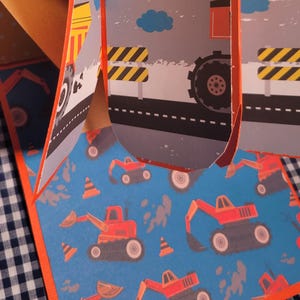 Cartão de aniversário pop-up de construção de estrada para meninos – personalizável com idade e mensagem – cartão feito à mão 6x6 com envelope