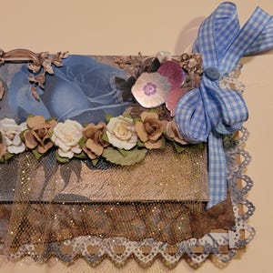 Vintage Grußkarte in Blau mit Blumenmuster, Vichykaro, goldenem Tüll & Verzierungen – Handarbeit für alle Anlässe