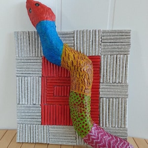 Serpente su dipinto, arte murale, decorazione murale, argilla di cartapesta, unico, fatto a mano, blu, rosso