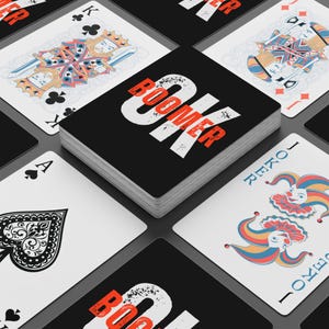 Cartas de Baralho OK Boomer | Baralho de Poker Divertido para Jogadores e Festas, Presente para Amigos, Itens Essenciais para Noites de Jogos em Família, Entusiastas do Poker