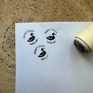 Stempel „Ente, f*ck mich nicht mit mir“. Humor-Stempel „Ente, f*ck mich nicht mit mir“. Entenstempel. Buchstempel