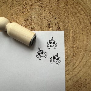 Einhorn-Mittelfinger-Stempel. Einhorn-Tintenstempel, der den Mittelfinger zeigt. Einhorn-Fingerstempel. Buchstempel