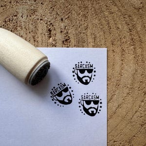 Sarkasmus-Stempel. Bärtiger Sarkasmus-Tintenstempel. Bärtiger Stempel. Humor-Stempel. Buchstempel
