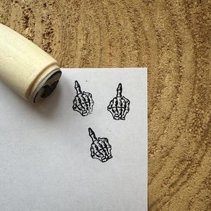 Tampon Skeleton Middle Finger. Tampon à encre Doigt d'honneur version squelette / Halloween. Tampon grossier. Tampon pour livres