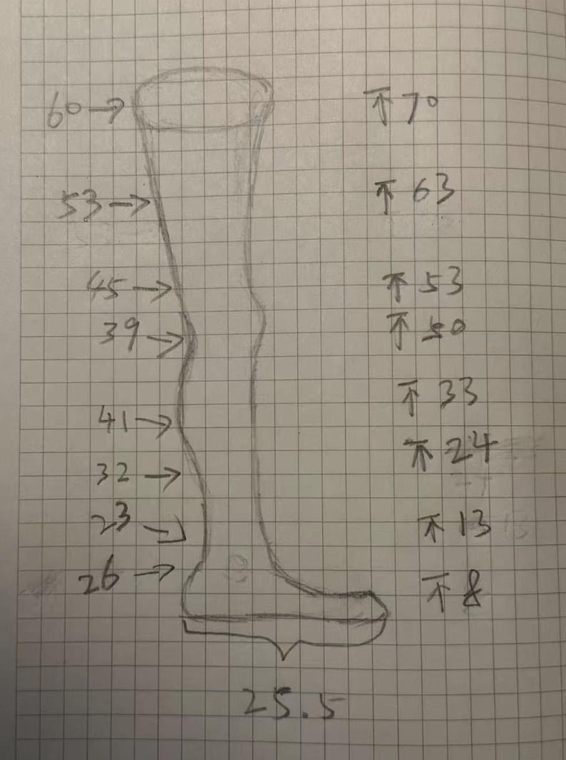 Puede incluir: Un boceto a l&aacute;piz de una pierna con medidas en cent&iacute;metros. El dibujo muestra una vista lateral de una pierna, con flechas y n&uacute;meros que indican diferentes longitudes. Las medidas var&iacute;an de 8 cm a 70 cm.