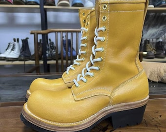Botas hechas a mano de piel de antílope amarillo Goodyear con suela Vibram.