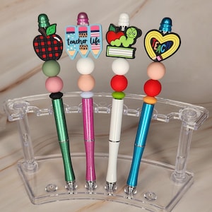 Stylos en métal perlé assortis PRÊTS À L&#39;EXPÉDITION | Focale pour professeur en silicone | Stylo à bille à encre noire | Cadeau pour professeur | Cadeau pour collègues