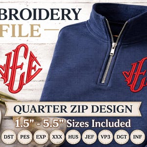 Op de afbeelding: Een marineblauw quarter-zip sweatshirt met een zilveren rits en een rood geborduurd monogram. Het ontwerp bevat de tekst "EMBROIDERY FILE" en "QUARTER ZIP DESIGN". Maten variëren van 3,8 tot 14 cm.