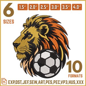 Puede incluir: Diseño bordado de cabeza de león con un balón de fútbol, disponible en 6 tamaños de 3,8 cm a 10,2 cm. El diseño presenta un león en tonos dorados, naranjas y negros, con un balón de fútbol en blanco y negro. Incluye 10 formatos.
