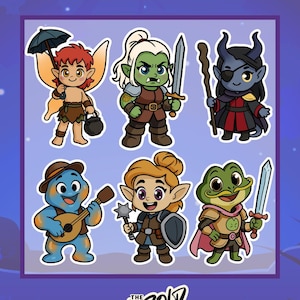 Può includere: Token VTT personalizzati con sei personaggi fantasy. I personaggi includono una fata con un ombrello, un orco con una spada, un demone cornuto con un bastone, una creatura blu con un liuto, un guerriero con una mazza e una rana con una spada. Il logo The Kobold Guild è in basso.