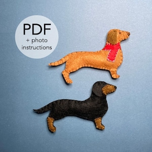 Peut inclure: Deux ornements en feutre en forme de teckels. L'un est de couleur beige avec une écharpe rouge, l'autre est noir et beige. L'image comprend le texte "PDF + instructions photo" dans un cercle blanc.